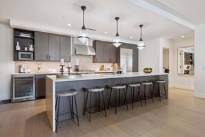 Fridge, microwave, oven, stovetop - Frontgate 303 - 3 Bedroom Residence (Avon)