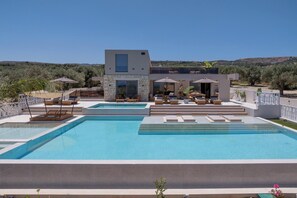 حمّام سباحة مُدفَّأ