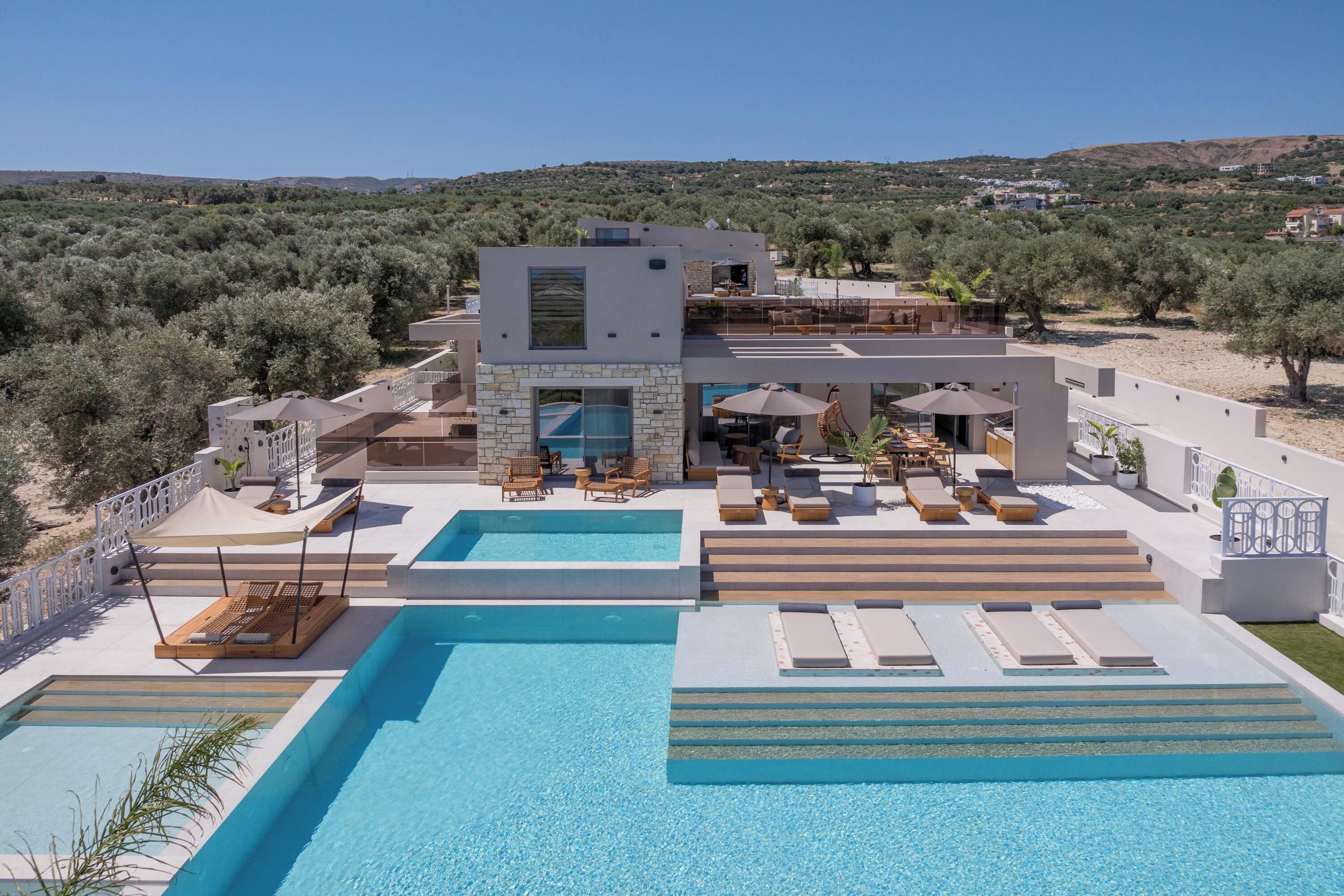 حمّام سباحة مُدفَّأ