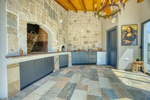 Een koelkast, een microgolfoven, een oven, een vaatwasser