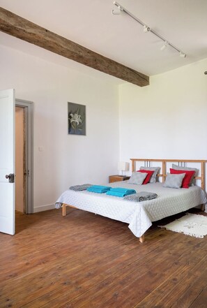 6 عدّة غرف نوم ومكواة/لوح كي وواي فاي وملاءات أسرّة