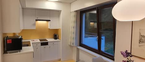 Kühlschrank, Kochgeschirr/Geschirr/Besteck