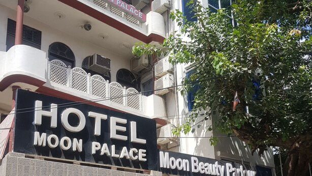 A hotel named "Moon Palace" with a sign indicating a beauty parlor. - Hotel Moon Palace (Lucknow)