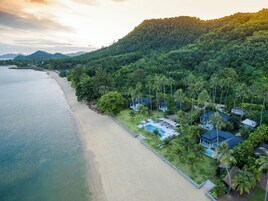 Na praia, prática de mergulho livre no local, passeios de caiaque 