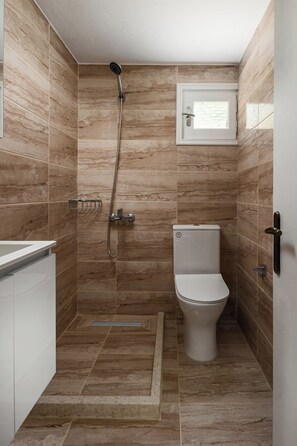 Dusj, hårføner og håndklær