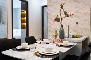 Appart'hôtel Design, balcon, vue ville | Coin séjour