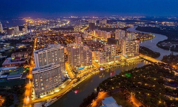 Boendets fasad - kväll/natt