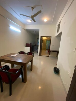 Family dining - 11Flowers Service Apartment By GRB (Mathura)