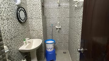Standard Apartment | Bilik Mandi | Kelengkapan dandanan diri percuma, tuala disediakan, tisu tandas