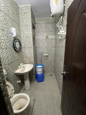 Standard Apartment | Bathroom