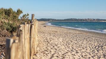 Plage, chaises longues