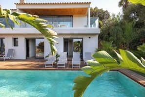 Indoor pool, outdoor pool - Chic Escape at Villa Madrague - Sea access 100m away - Spacious Serenity - Giens (Hyères)