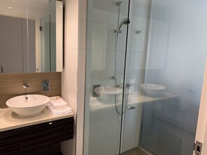 Een douche, een haardroger, handdoeken, zeep
