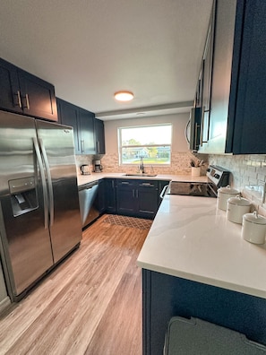 Fridge, microwave, oven, stovetop - Venice Cottage near Venice Beach (Venice)