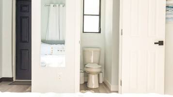 1 chambre, bureau, fer et planche Ă repasser, lit parapluie