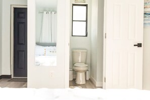 1 slaapkamer, een bureau, een strijkplank/strijkijzer, reisbedje