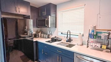 Réfrigérateur, micro-ondes, plaque de cuisson, lave-vaisselle