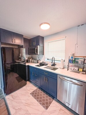 Fridge, microwave, stovetop, dishwasher