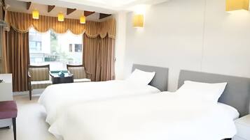 4 bedrooms, desk, travel cot, WiFi