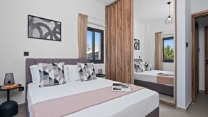 Une chambre moderne avec un grand lit, une armoire en bois et une fenêtre avec des rideaux.