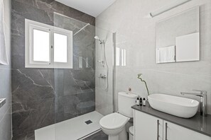 Douche, sèche-cheveux, serviettes fournies