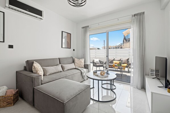 Smart TV - Amber Suites – Suite with Private Yard (Paphos)