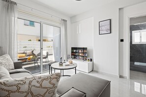 Smart TV - Amber Suites – Suite with Private Yard (Paphos)