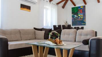 Casa (Authentic Dalmatian Treasure Homes - ) | Sala de estar | Televisión de pantalla plana de 32 pulgadas con canales vía satélite