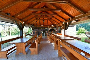 Outdoor dining - Apartments Ivan, (16674), Selište Drežnicko, hr (Selište Drežnicko)