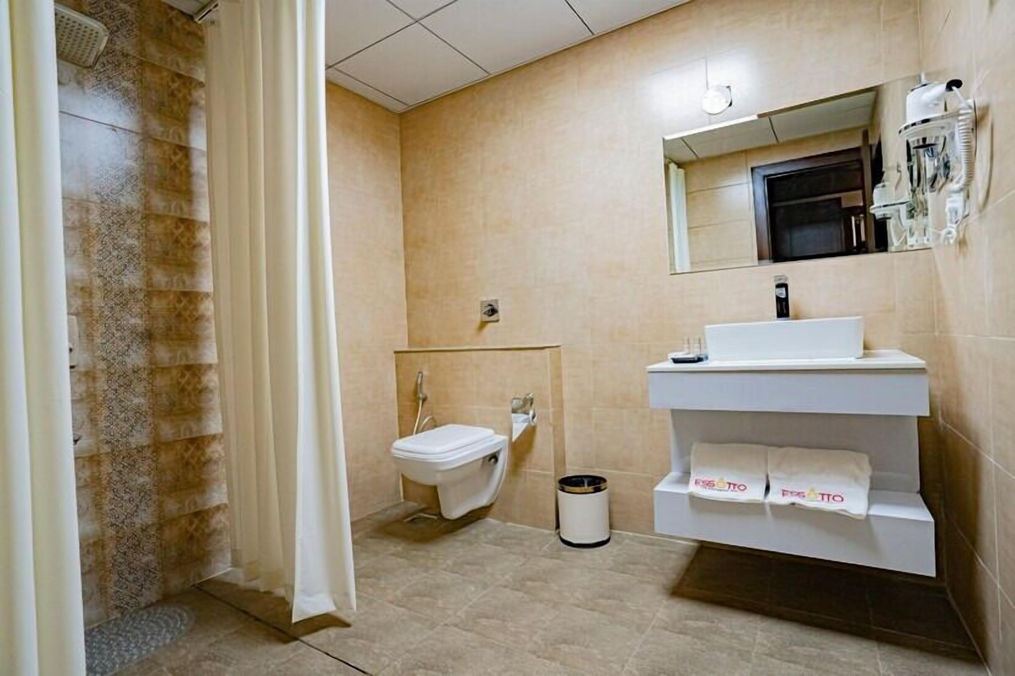Ein Badezimmer mit Dusche, Toilette und Waschbecken.