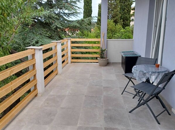 Apartment (FreeMe Apartment - One Bedroom Apartm) | Balcony