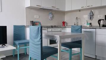 Căn hộ (FreeMe Apartment - One Bedroom Apartm) | Phòng ăn