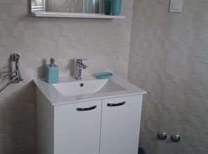 Căn hộ (FreeMe Apartment - One Bedroom Apartm) | Phòng tắm | Buồng tắm vòi sen, khăn tắm