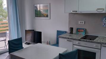Apartment (FreeMe Apartment - One Bedroom Apartm) | Dining room