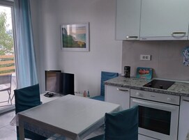Apartment (FreeMe Apartment - One Bedroom Apartm) | Dining room