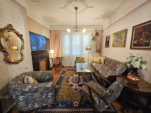 Smart TV - Spacious, stylish and cozy apartment in the very center of Sofia (София)