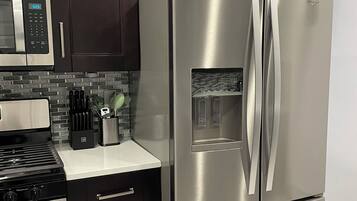 Geladeira, micro-ondas, fogão, cooktop