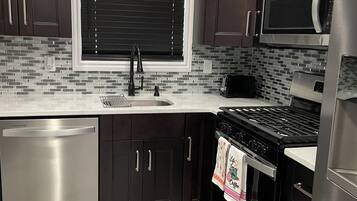 Een koelkast, een microgolfoven, een oven, een kookplaat