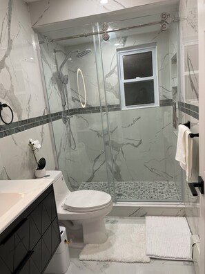 Chuveiro, secador de cabelo, toalhas de banho, sabonete