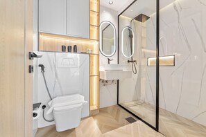 シャワー、ヘアドライヤー、タオル、トイレットペーパー