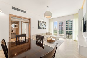 Smart TV - Stunning 1BR Apartment close to Dubai Marina Walk (Dubai)