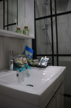 Shower, hair dryer, towels, soap - Zelle Airport Boutique Hotel (Arnavutköy)