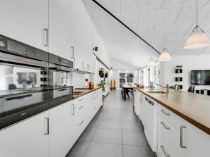 Fridge, microwave, dishwasher, cookware/dishes/utensils