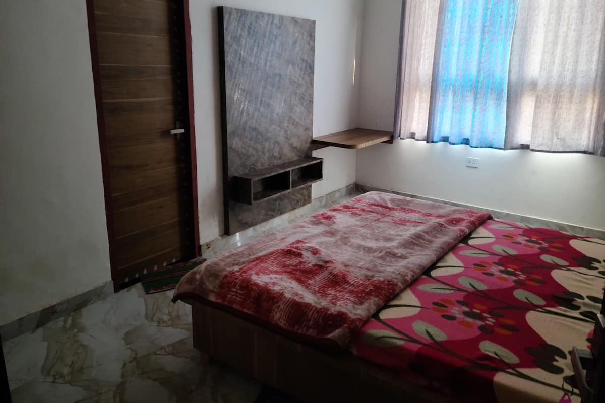 Desk, laptop workspace, WiFi (free), bed sheets
