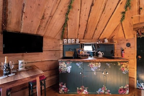Luxury Cabin, 1 Bedroom (The Wee Fae Hideaway) | 1 bedroom, bed sheets