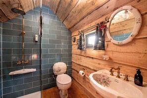 Luxury Cabin, 1 Bedroom (The Wee Fae Hideaway) | Bathroom | Shower, towels, soap, shampoo - Sweet Donside Cabins (Strathdon)