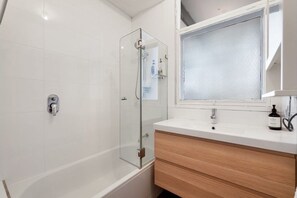 Hair dryer, towels, soap, shampoo - Perfect location, 5 min walk to the beach, shops. Supermarkets and cafes. (Cowes)