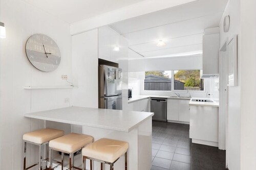 Perfect location,  5 min walk to the beach, shops. Supermarkets and cafes. 