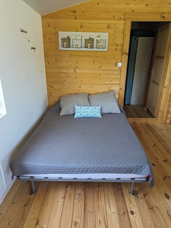 1 bedroom, desk, iron/ironing board, WiFi