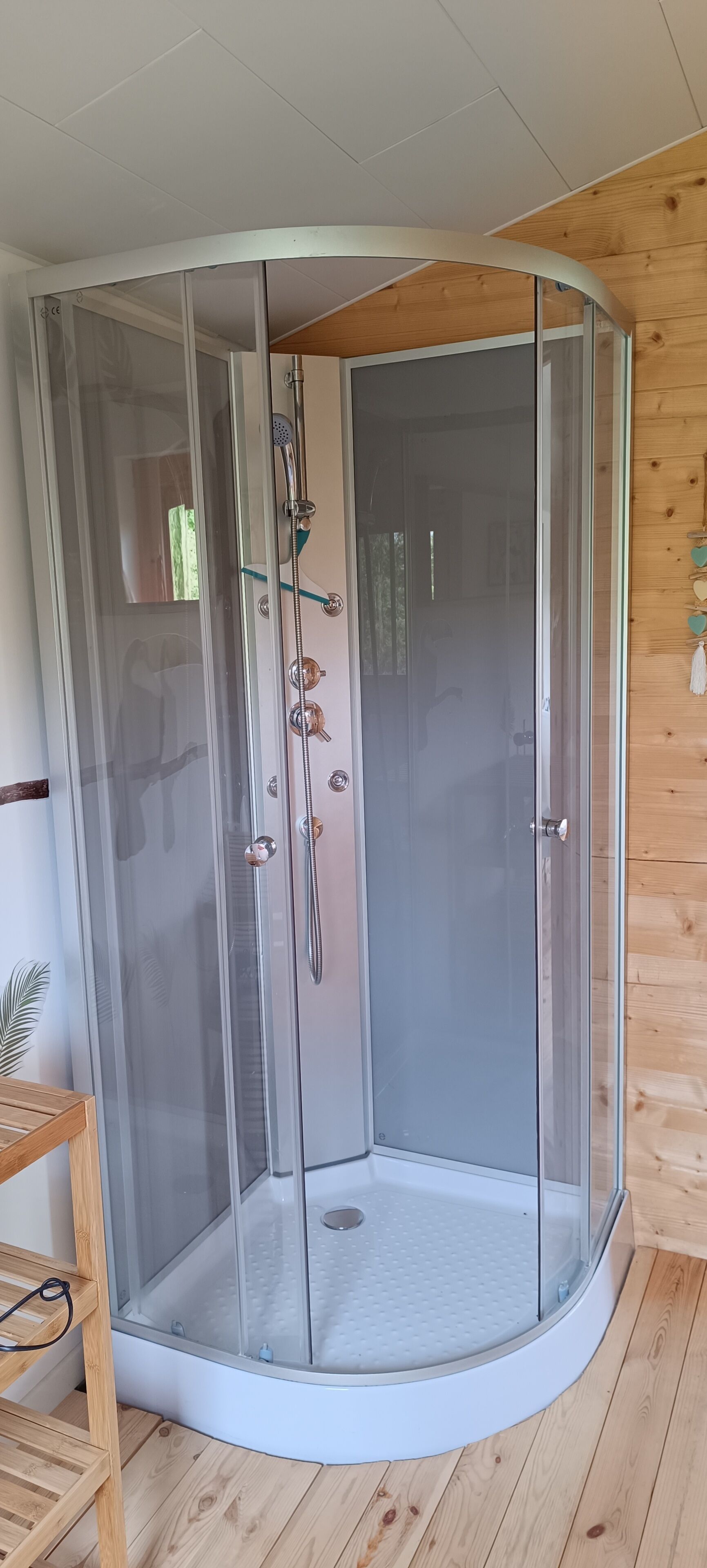 Een douche, een haardroger, toiletpapier